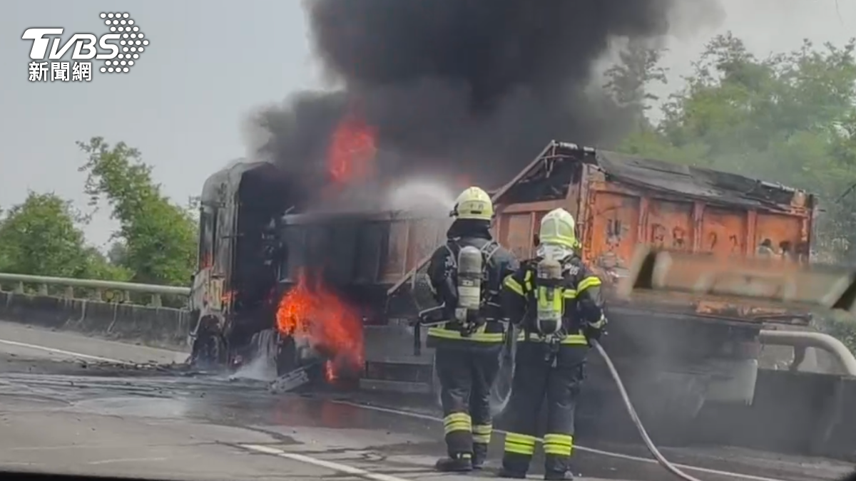 快訊/國3田寮路段火燒車!砂石車狂竄火舌 佔用中外側車道