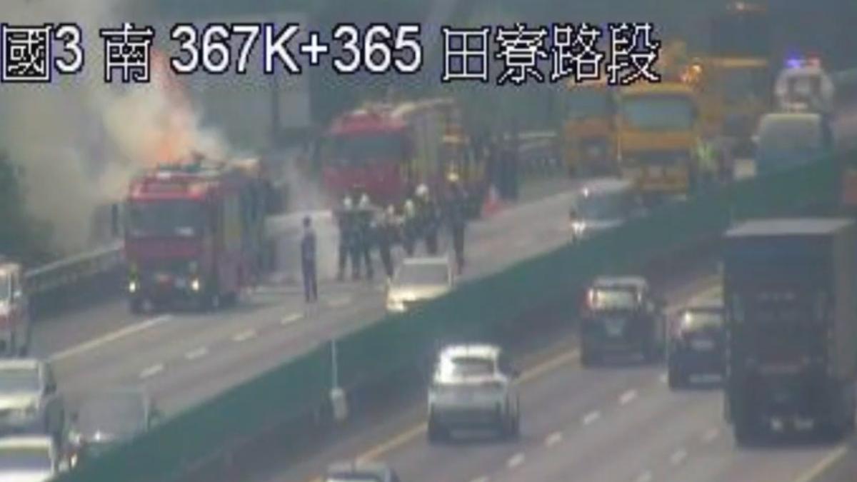 警消正在搶救中。(圖/翻攝自國道即時路況)