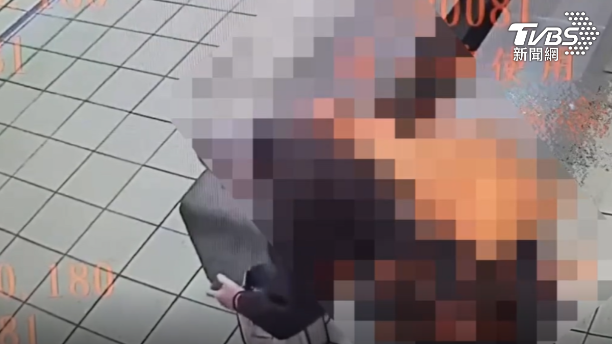 尼姑直接拿走袋子遭警逮，還辯稱：不雅觀幫丟，沒看到5萬現金。（圖／TVBS）