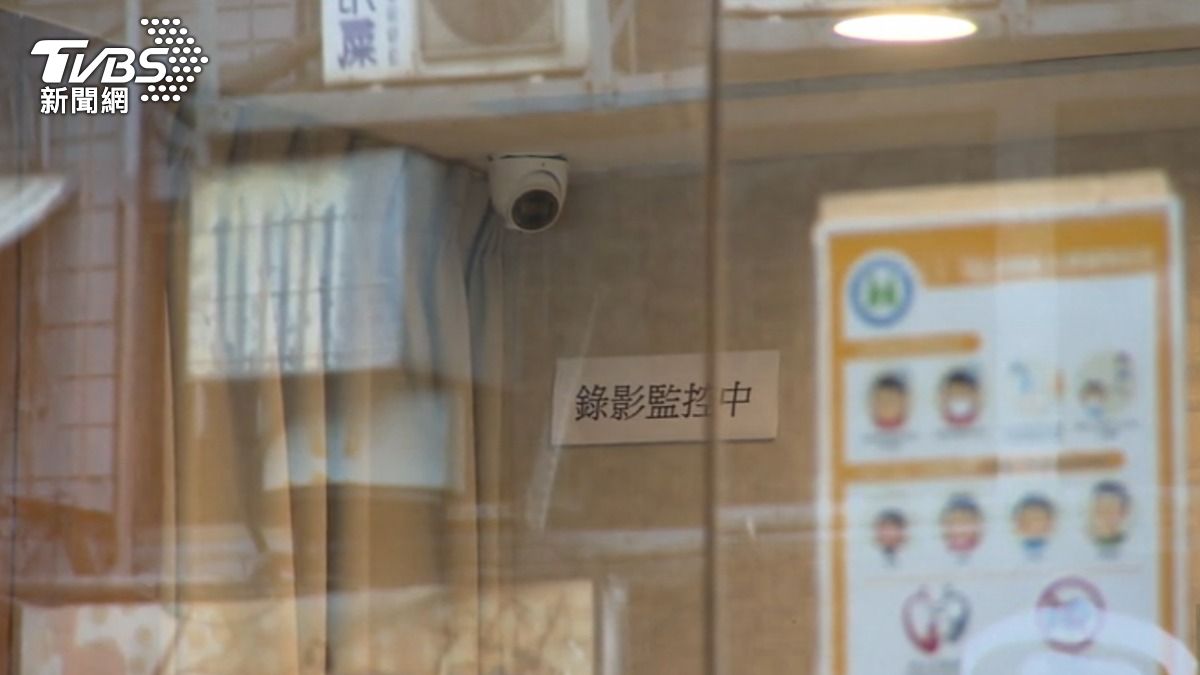 光澤診所5診間被發現設備拆除痕跡，民眾已在LINE群創立自救會。（圖／TVBS）
