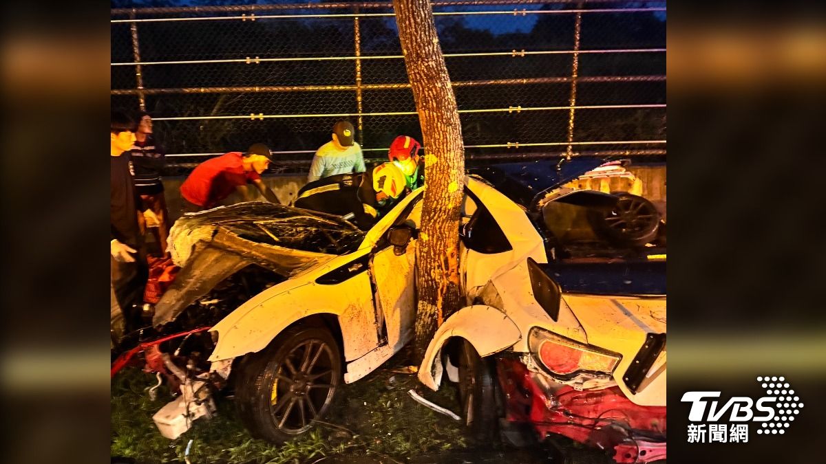花蓮自撞車體對折變廢鐵,疑雨天車速過快撞路樹。(圖/TVBS)