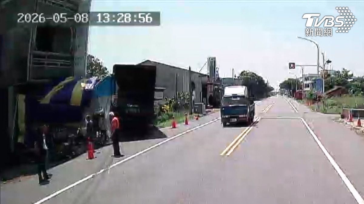 70歲婦赴喪家悼妯娌　門前遭貨車撞亡。(圖／TVBS)