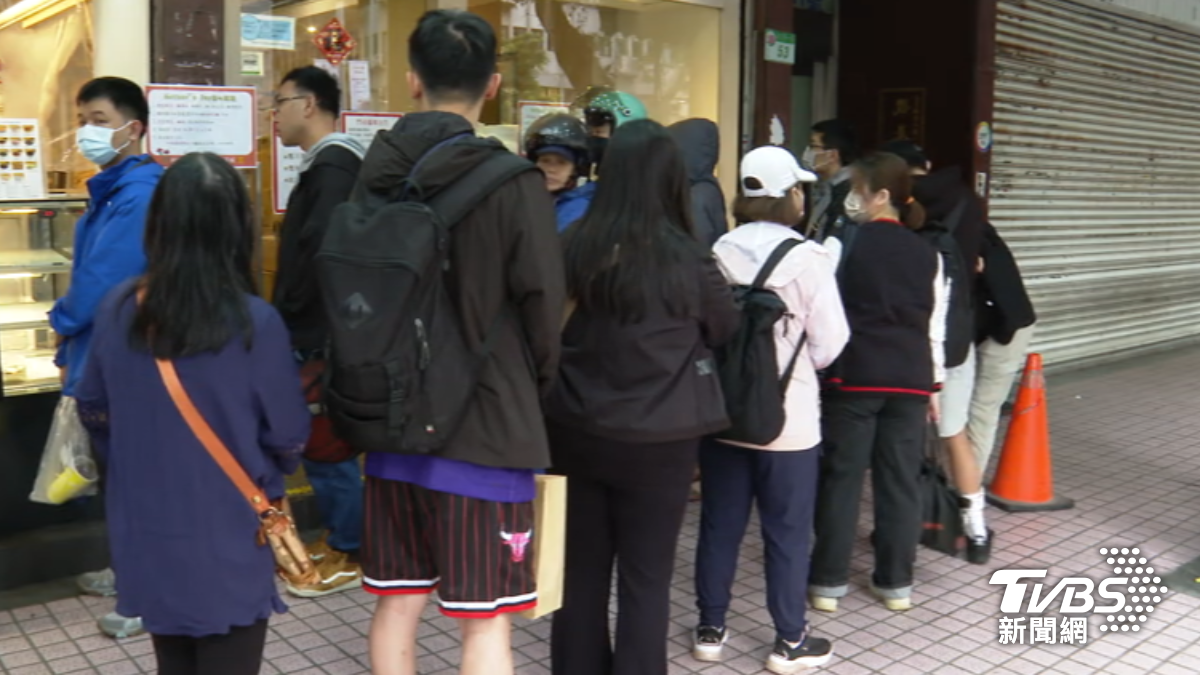 平價提拉米蘇訂嘸，有民眾一早8點從淡水衝台北。（圖／TVBS）