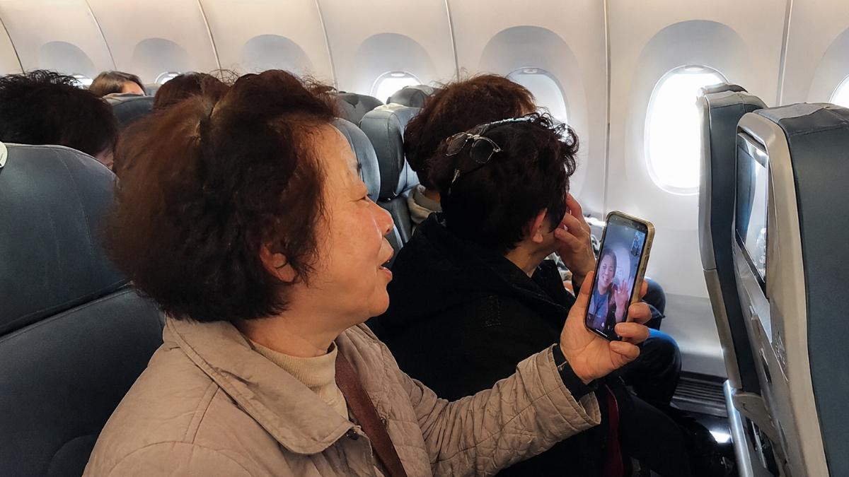 釜山飛回台太嗨?7旬姊妹降落前開視訊狂聊 乘客報警雙雙挨罰