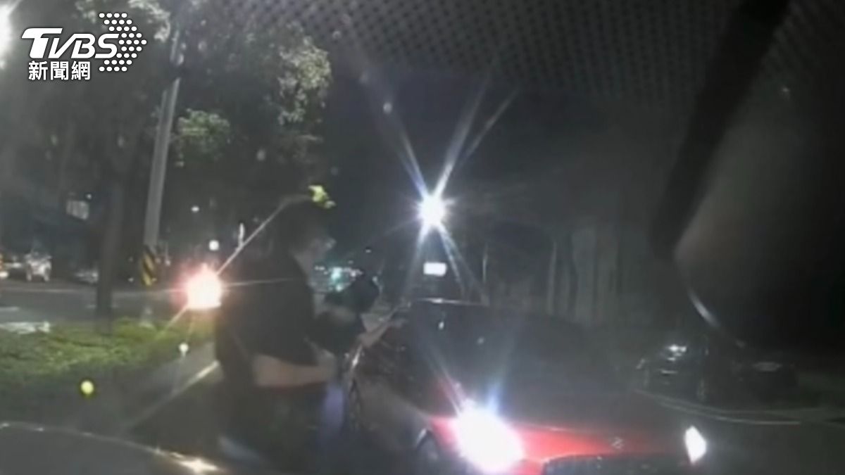 紅車逆向不甩警攔車！高雄男神情恍惚狂飆　慘吞天價罰單