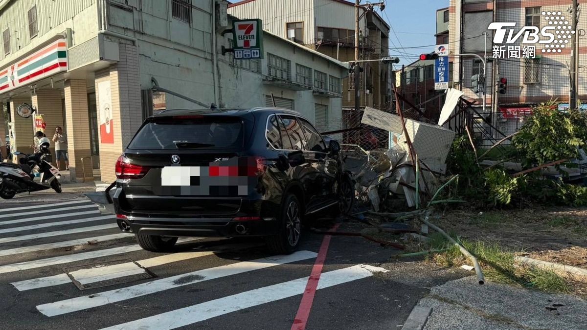 台南市北區的林森路三段,傳出一起恐怖車禍,一輛黑色休旅車,失控撞斷路邊的電桿,駕駛只有受到驚嚇,但一度造成附近70幾戶沒電可用(圖/TVBS)