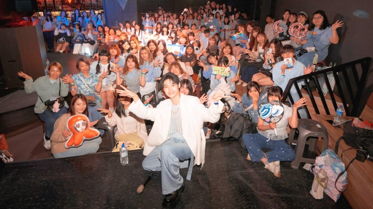 王君豪(中)開心與到場粉絲合影,許願未來能在更大舞台上演出。(圖/TERIO inc.提供)