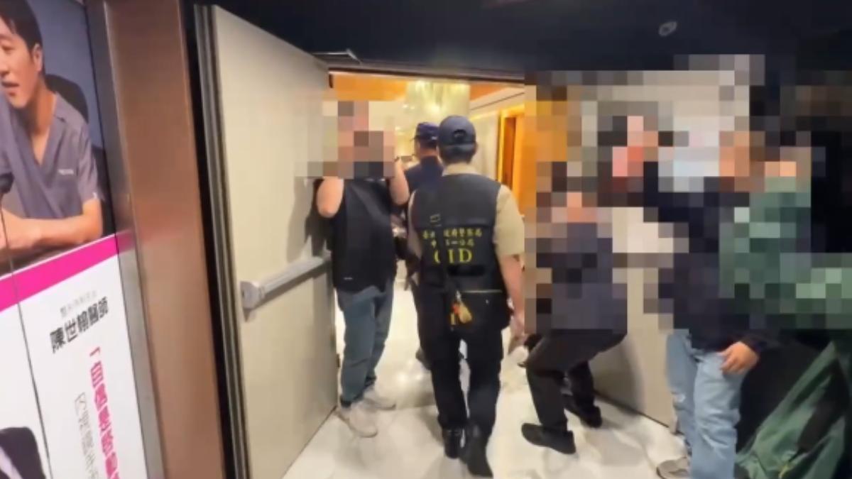 警方進入聖宜診所站前店搜索。（圖／TVBS）