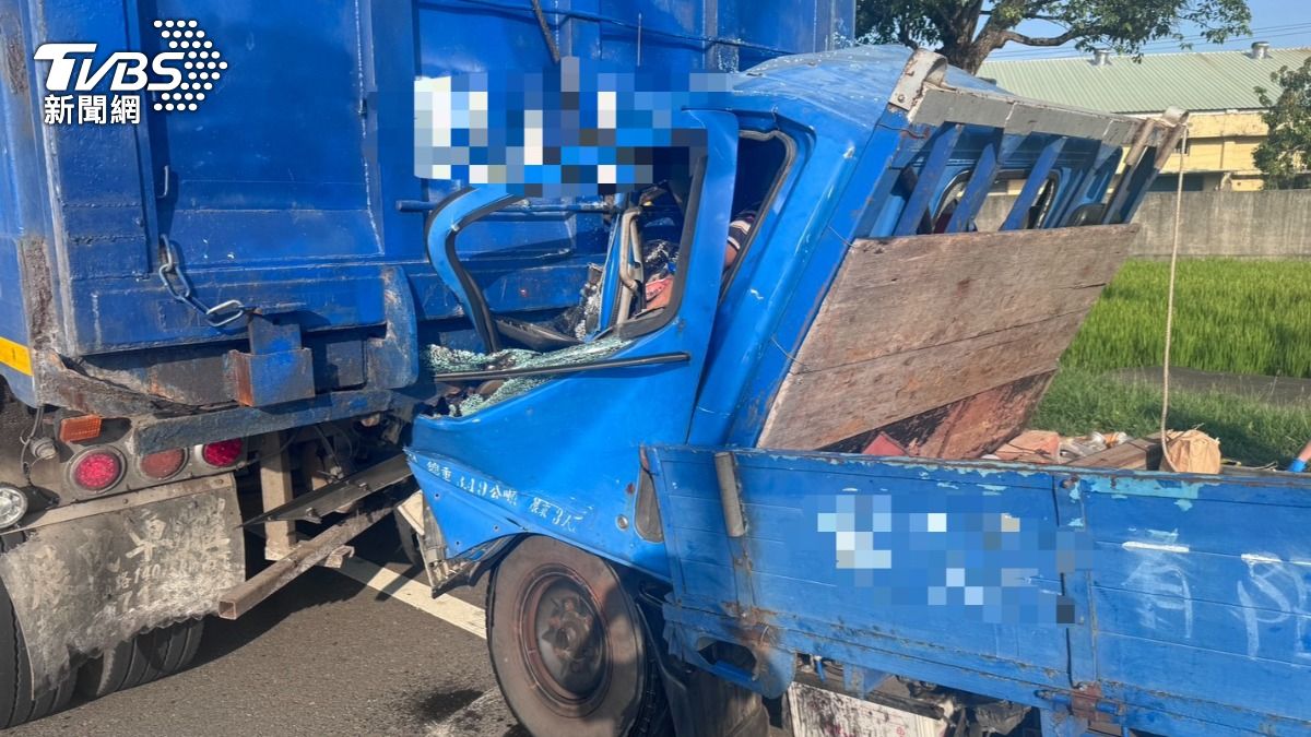 台南死亡追撞！小貨車「狠嵌後車斗」慘烈變形　男女一死一傷