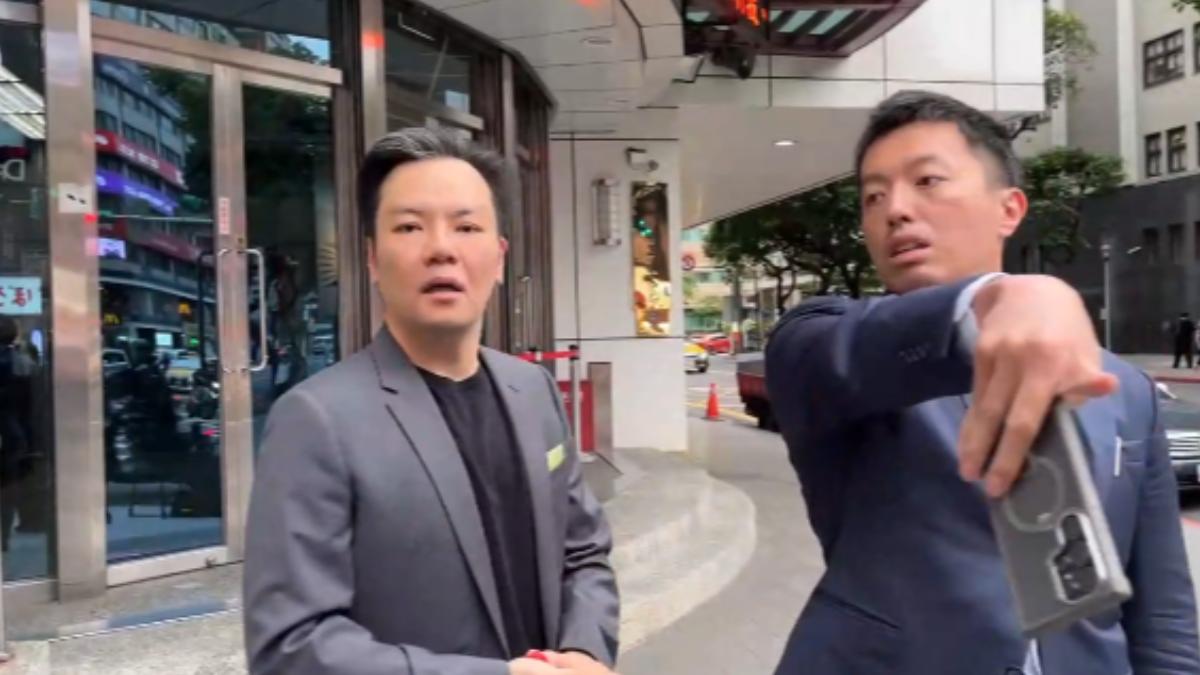 聖宜診所負責人（左）與律師主動到案說明。（圖／TVBS）
