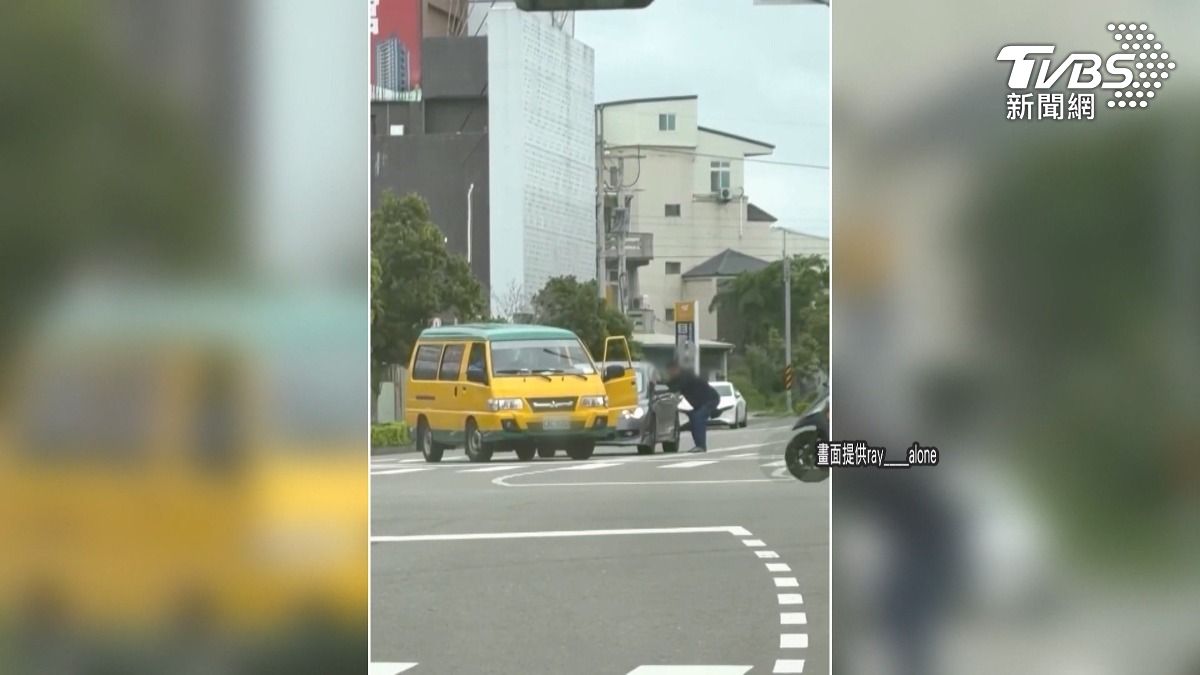 扯!警局斜前方爆攔車糾紛 黑衣男狂拉車門「整車狂晃」。(圖/民眾提供)