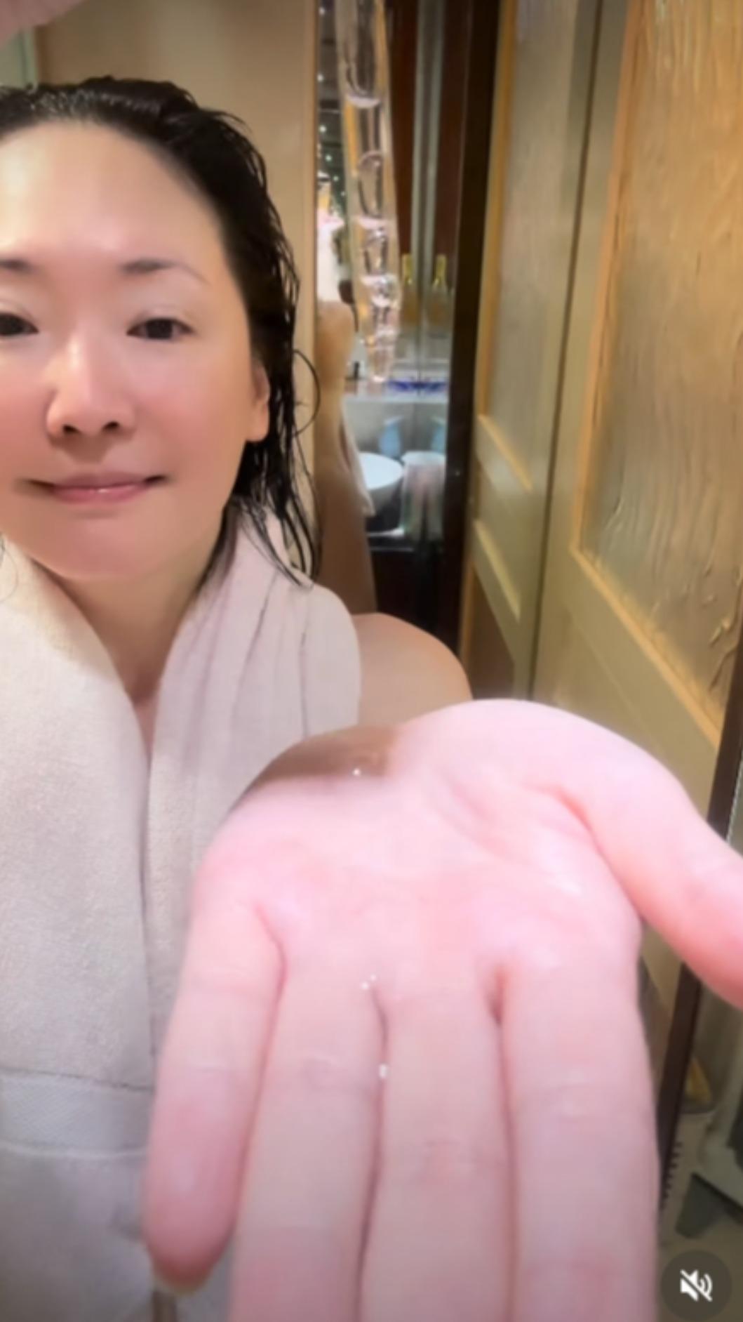 王俐人身後的鏡子照出她的性感背部。（圖／翻攝自IG）