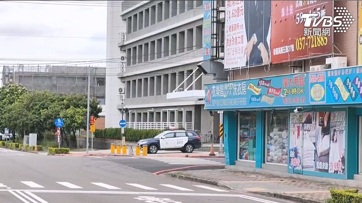 警局前爆攔車衝突!男狂踹車門闖紅燈。(圖/TVBS)