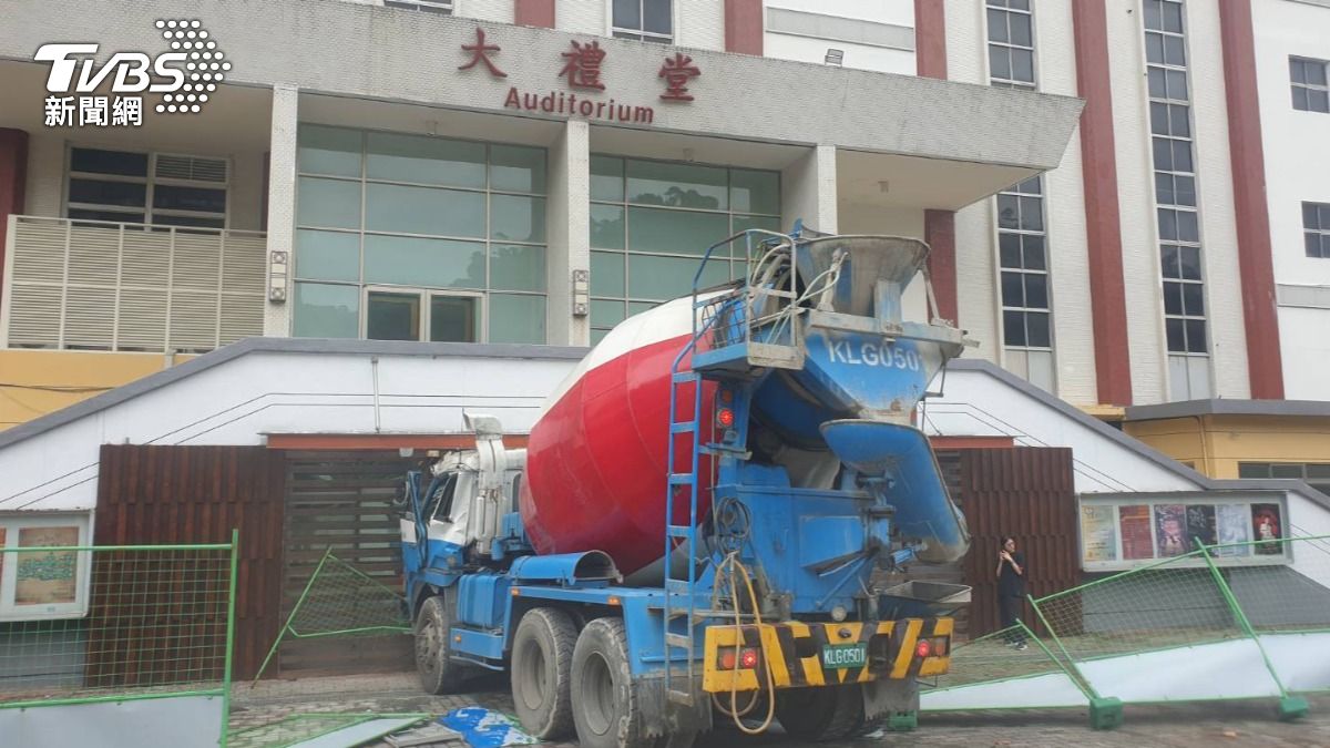 快訊/水泥車衝撞世新大學禮堂 一人送醫封鎖現場