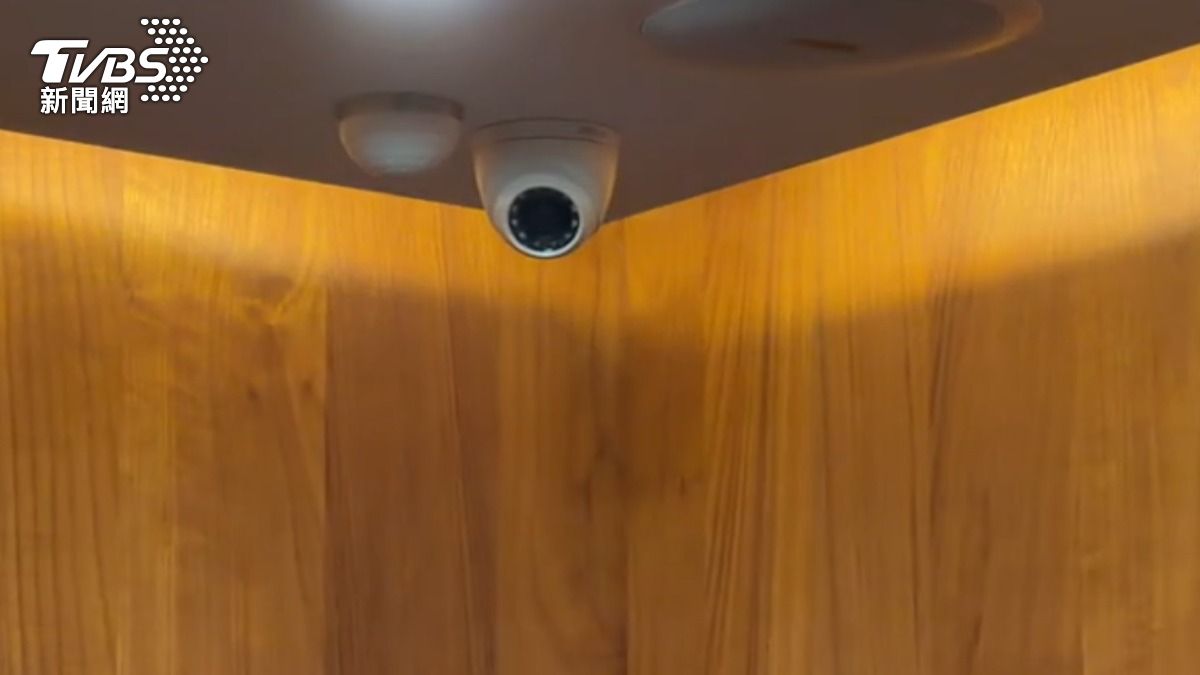 聖宜醫美說明裝設監視器鏡頭位置。(圖/TVBS)