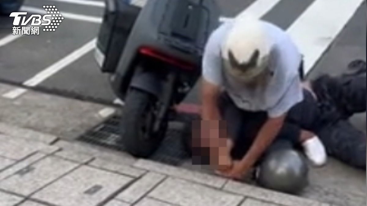 天母街頭兩男互毆,黑衣男亮鏟刀遭壓制。(圖/TVBS)