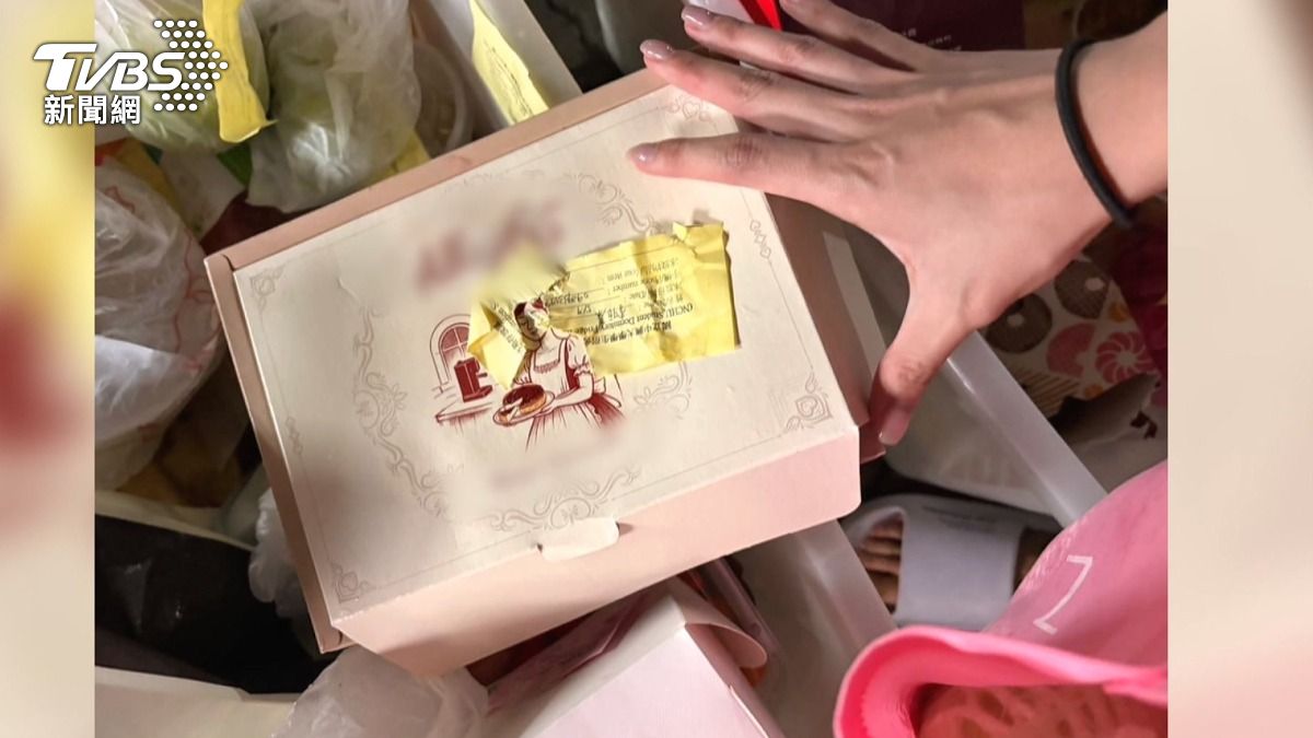 母親節蛋糕不見! 女大生冰宿舍遭丟回收場。(圖／興大新聞社提供)