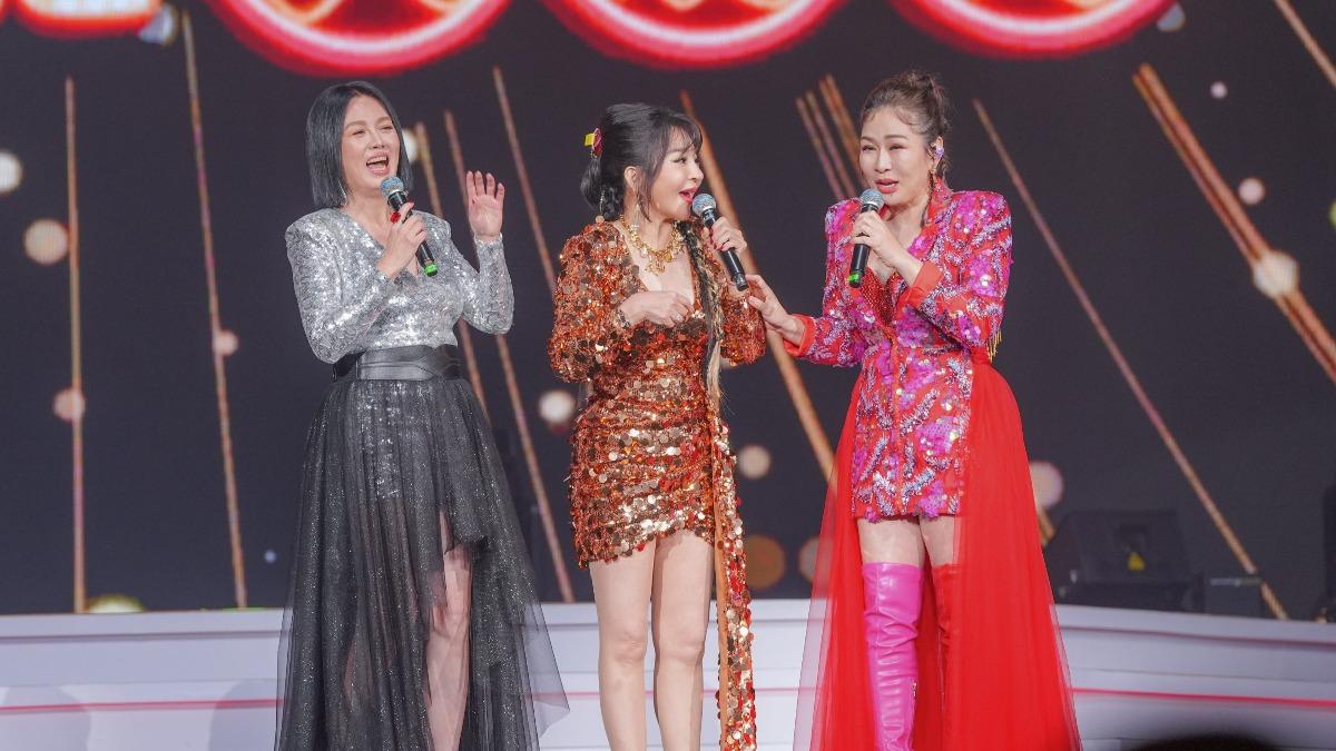苗可麗(左起)、王彩樺及張秀卿在台上鬥嘴。(圖/高流提供)