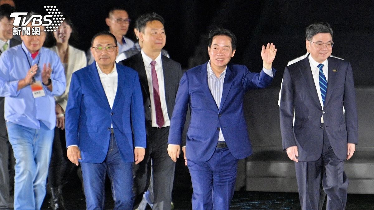 總統賴清德(中)、行政院長卓榮泰(右)、新北市長侯友宜(左)出席淡江大橋通車典禮。(圖/胡瑞麒攝)