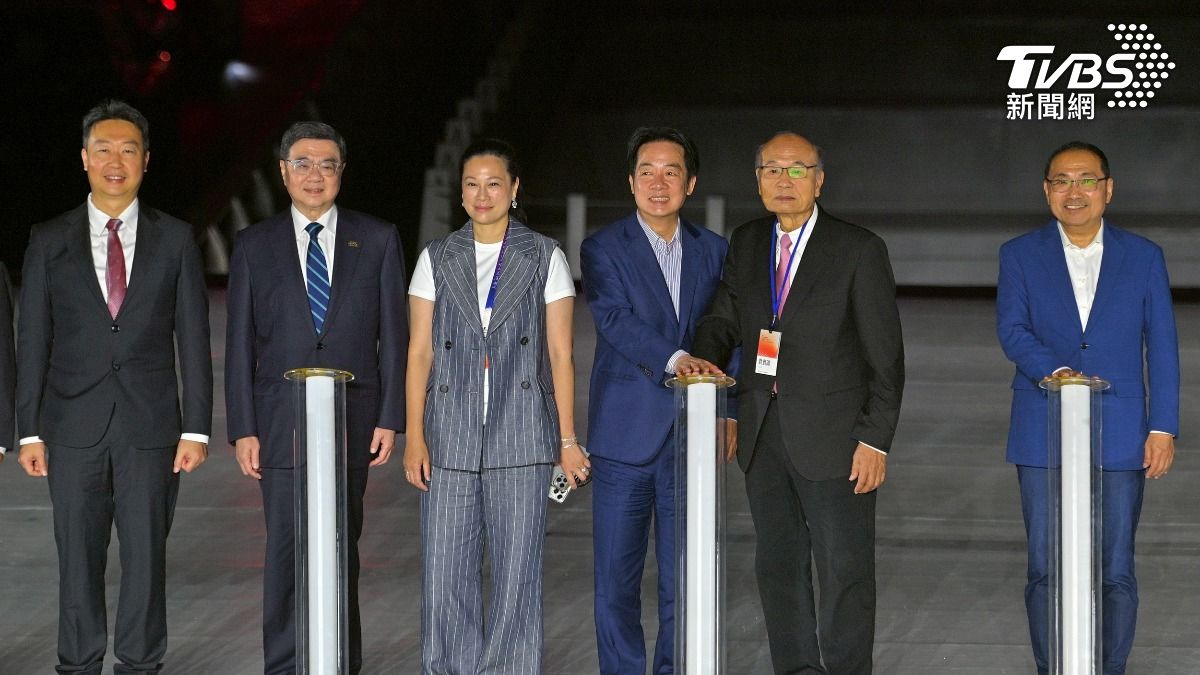 淡江大橋點亮儀式,交通部長陳世凱、行政院長卓榮泰(左一、二)、總統賴清德、工信工程董事長潘俊榮、新北市長侯友宜(右一至三)。(圖/胡瑞麒攝)