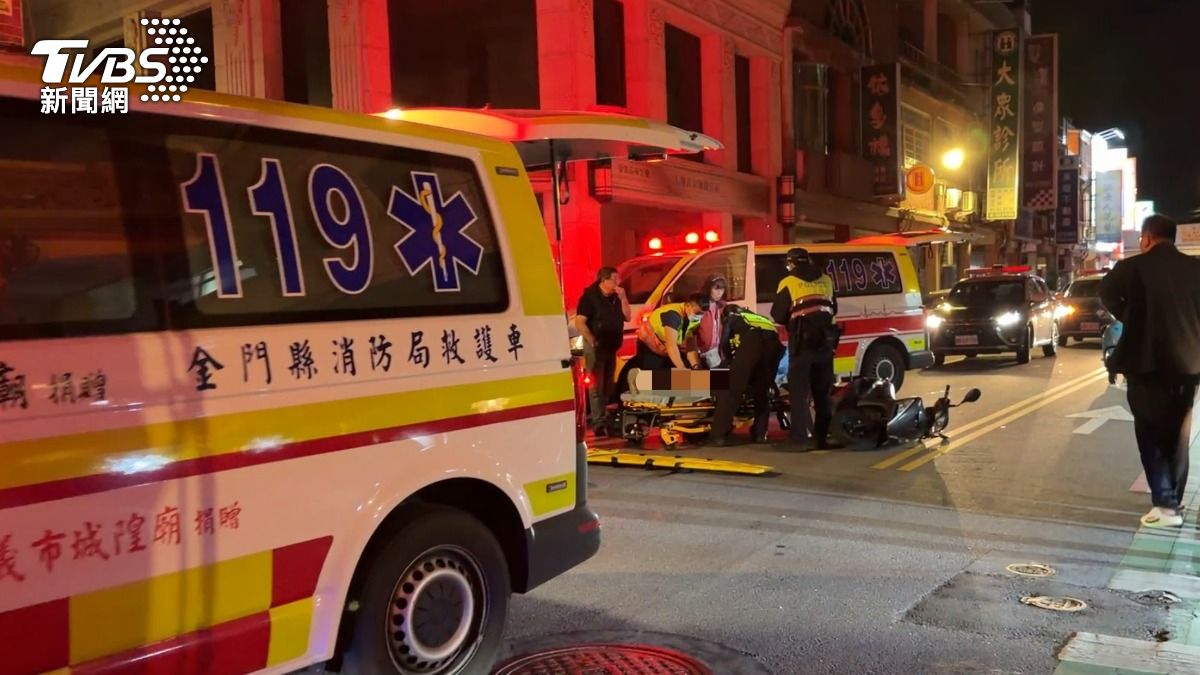 金門街頭突傳「砰」巨響！2機車倒地　女腿傷、男疑似酒駕送醫
