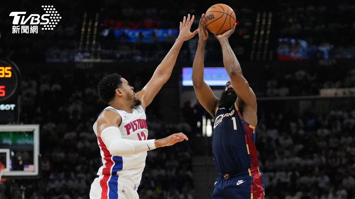 NBA季後賽/哈登關鍵3分彈洗白!米契爾轟35分 騎士開胡1:2活塞