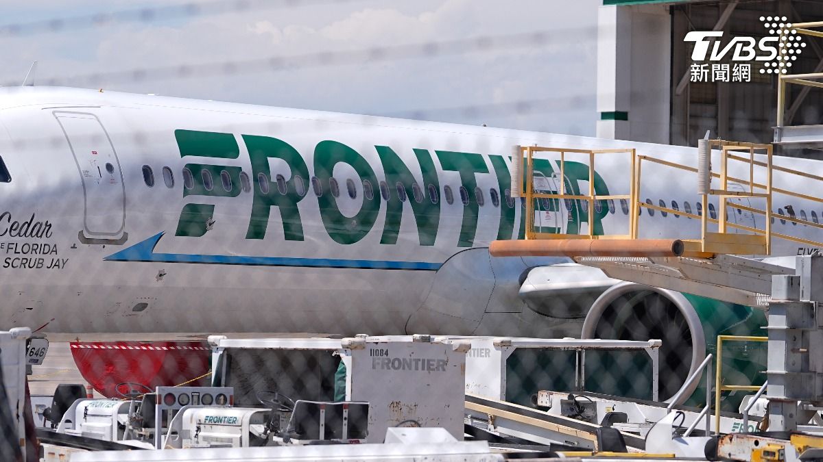 撞死擅闖者!美客機引擎起火「煙灌客艙」 231人尖叫逃生