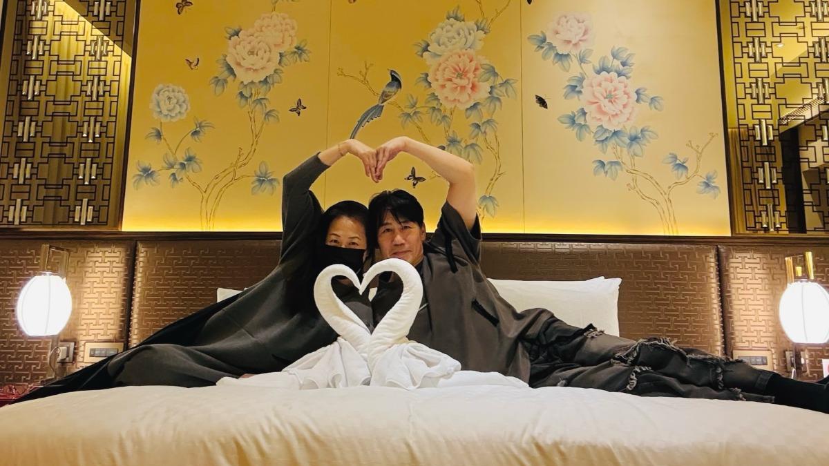 羅時豐好閃!慶結婚30週年「絕美愛妻罕露面」 曬床照甜蜜告白
