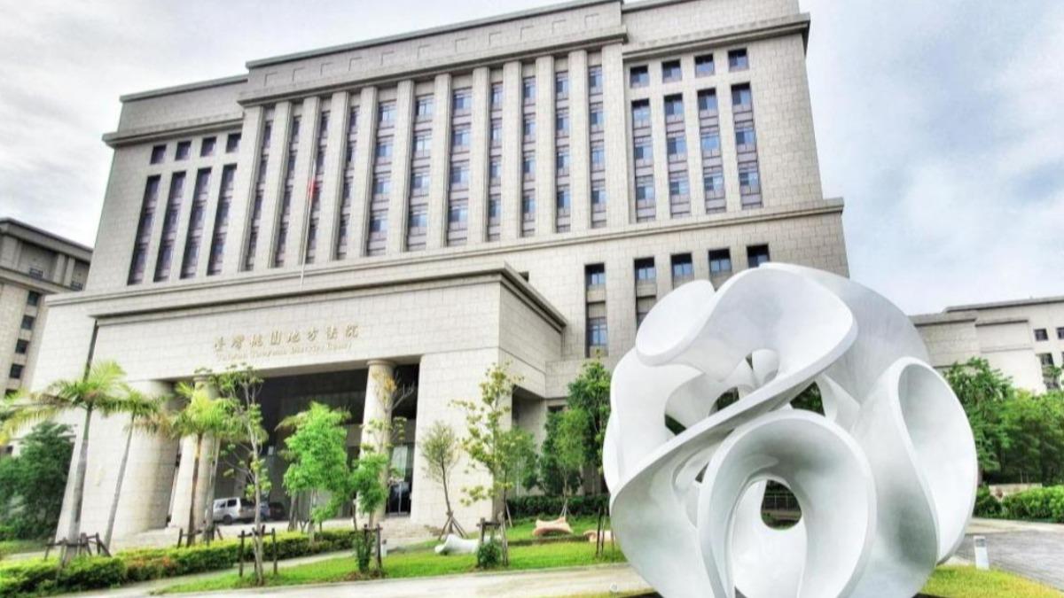 桃園詐欺犯聽「將收押」崩潰!搶尖銳物闖法檯要落跑 遭法警壓制