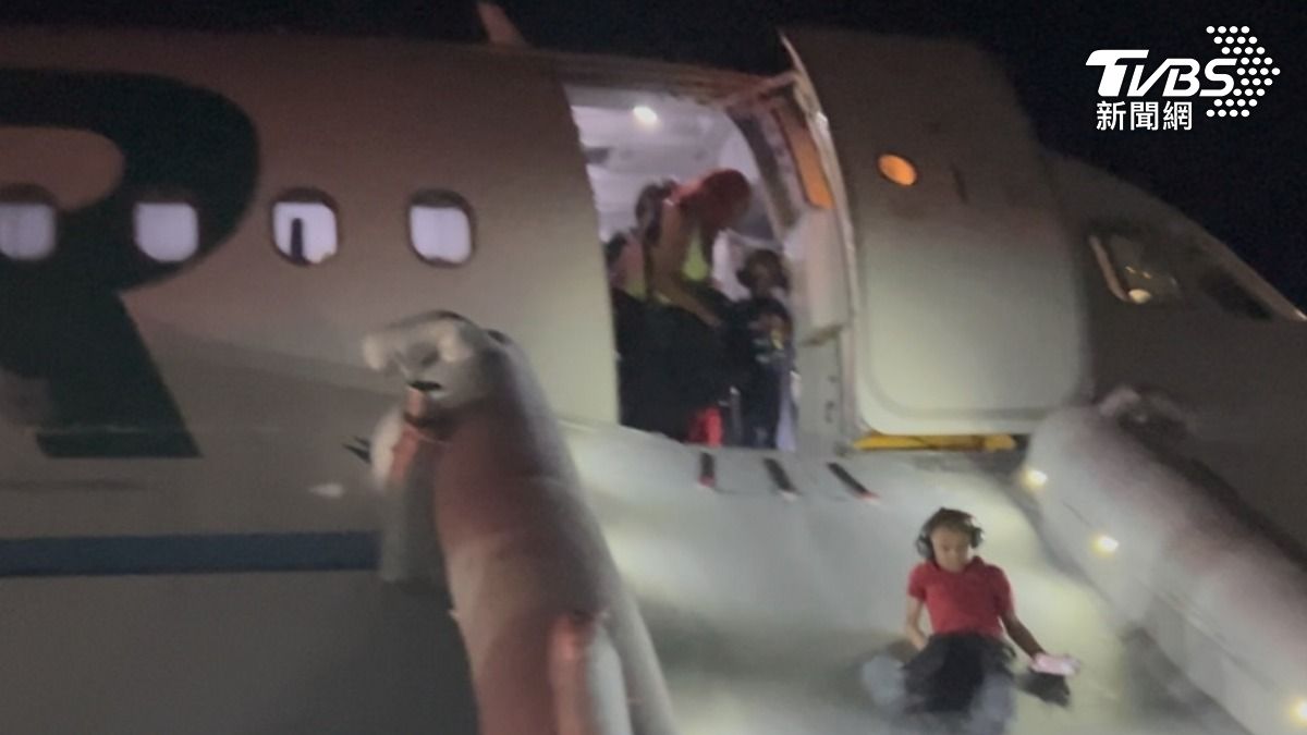 丹佛國際機場一架邊疆航空客機起飛時撞上一名人員並造成死亡，乘客緊急疏散。（圖／達志影像美聯社）