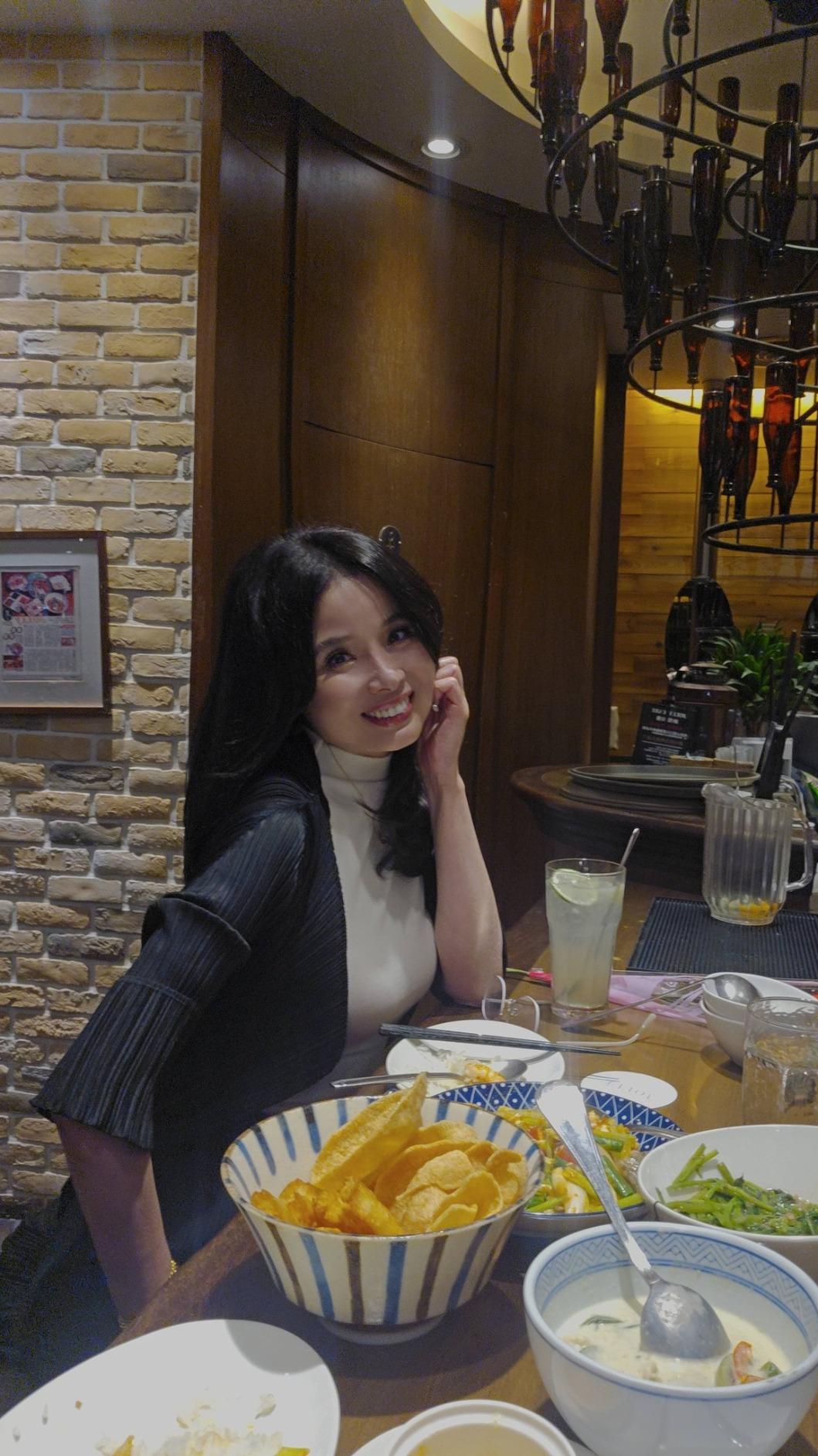 呂文婉開心透露女兒用第一份薪水請她吃大餐,直呼今年母親節很圓滿。(圖/翻攝自呂文婉臉書)