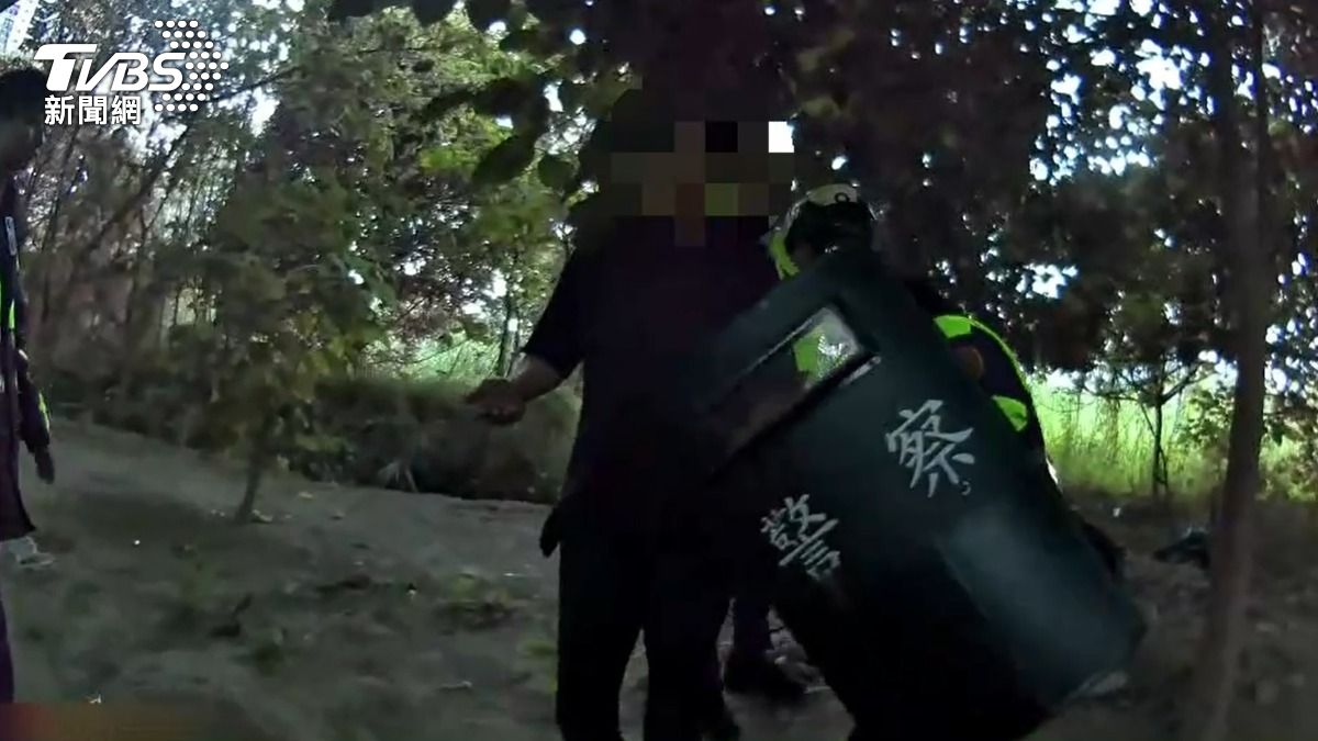 警方到場後逮捕持刀男子。(圖/TVBS)