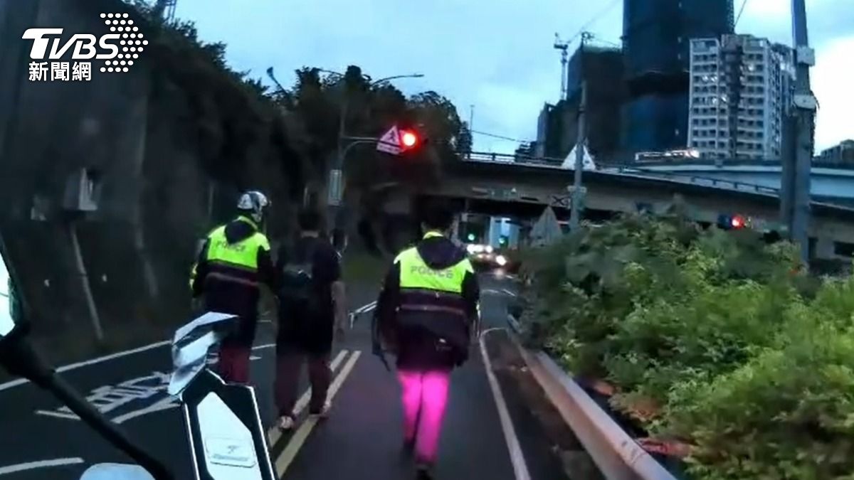 警方將涉案男子帶回偵辦。(圖/TVBS)