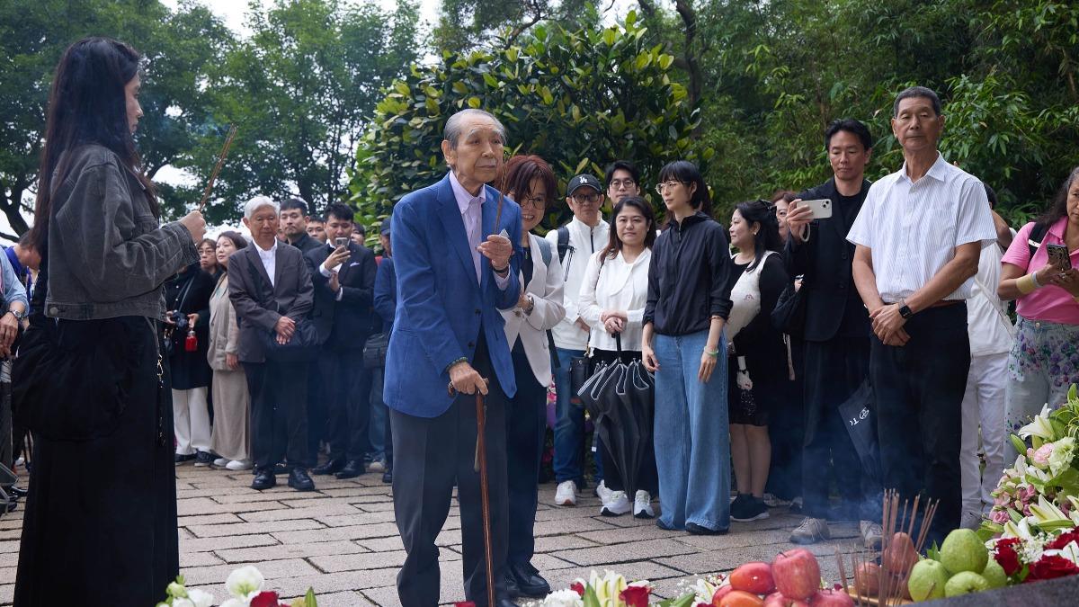 鄧麗君日本經紀人舟木稔現身金寶山筠園上香。（圖／鄧麗君文教基金會提供）