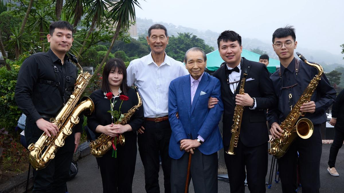 宜蘭青年管樂團團長林奕翔（右二）和鄧麗君哥哥鄧長富（左三）、舟木稔等人合照。（圖／鄧麗君文教基金會提供）