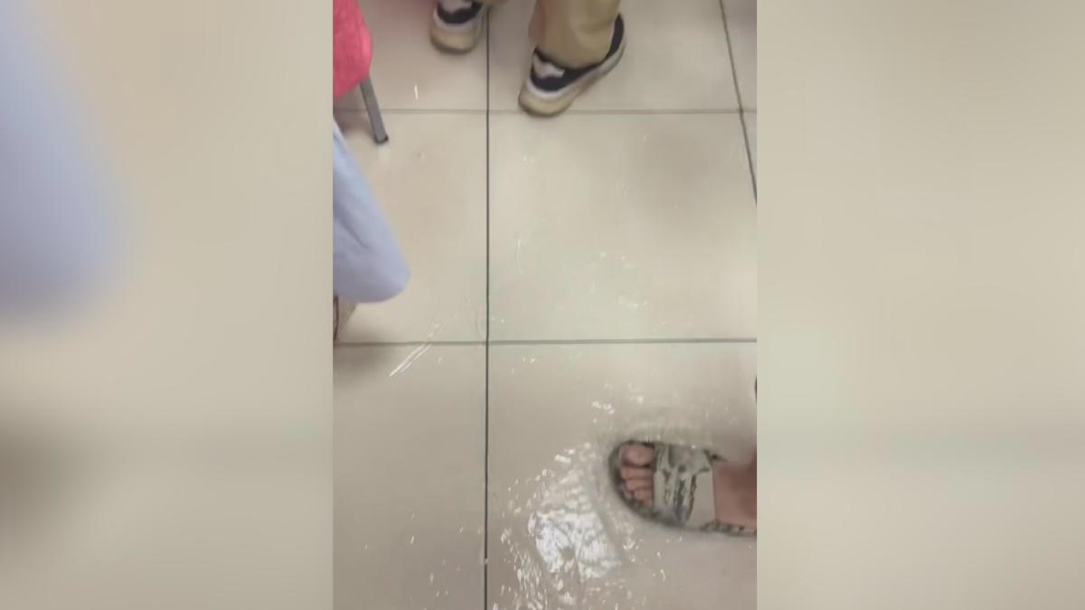 不到10分鐘現場滿地積水,讓在場民眾笑稱這場流水席變成「噴水席」。(圖/翻攝Threads_jimy_1030)