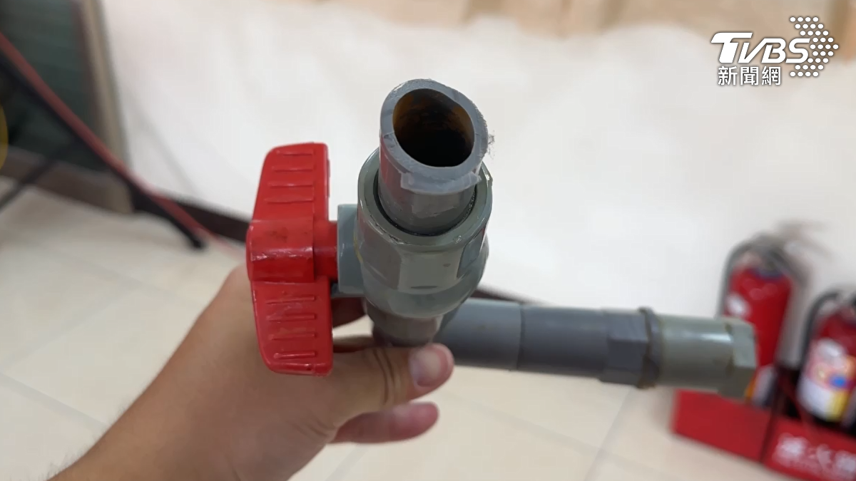 保安宮副總幹事表示民眾不小心碰撞到循環水管,造成管線破裂。(圖/TVBS)
