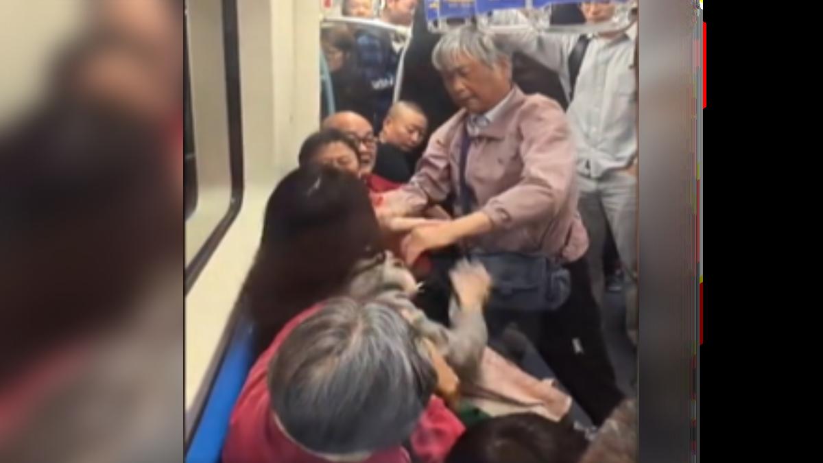 上海地鐵日前有兩名大媽硬逼一名年輕女子讓位,結果雙方大打出手。(圖/網路)