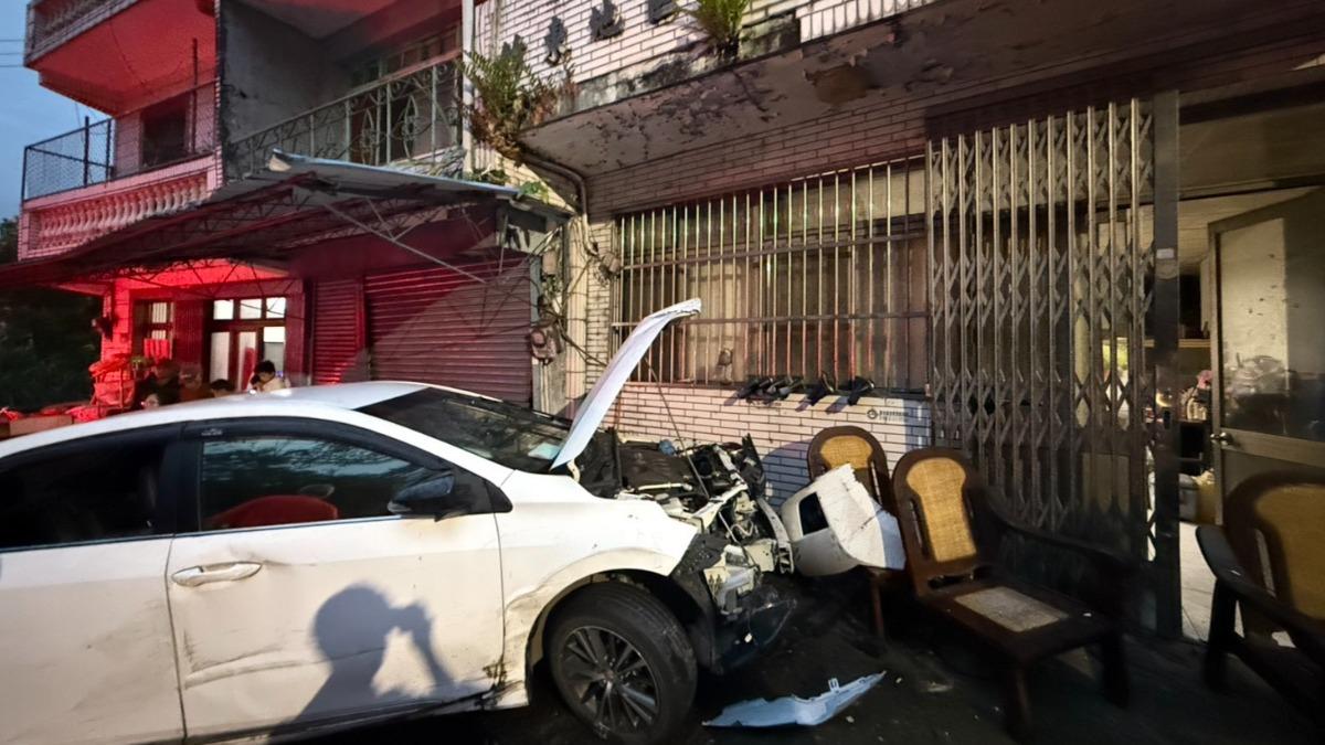 新竹酒駕男轉彎時撞上路旁,在家門口烤肉的4人受傷送醫。(圖/TVBS)