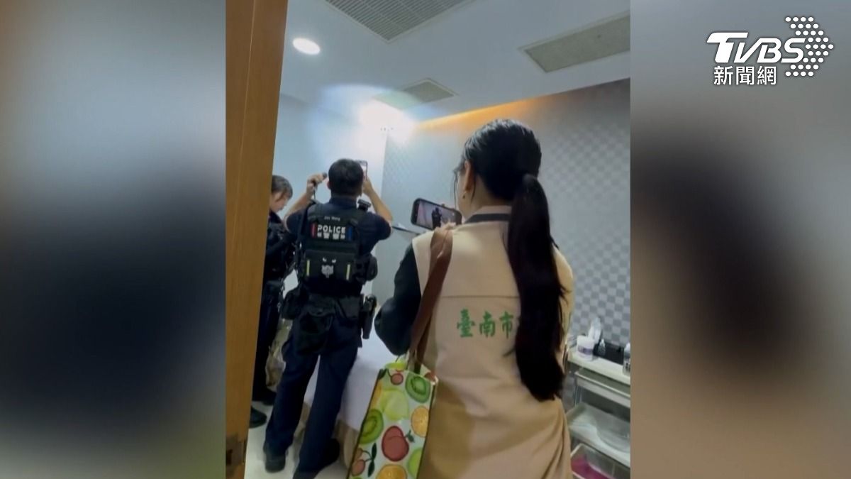 台南市衛生局啟動專案稽查，於中西區「研醫名」醫美診所診間內查獲疑似針孔攝影機，當場會同警方查扣封存。（圖／TVBS）