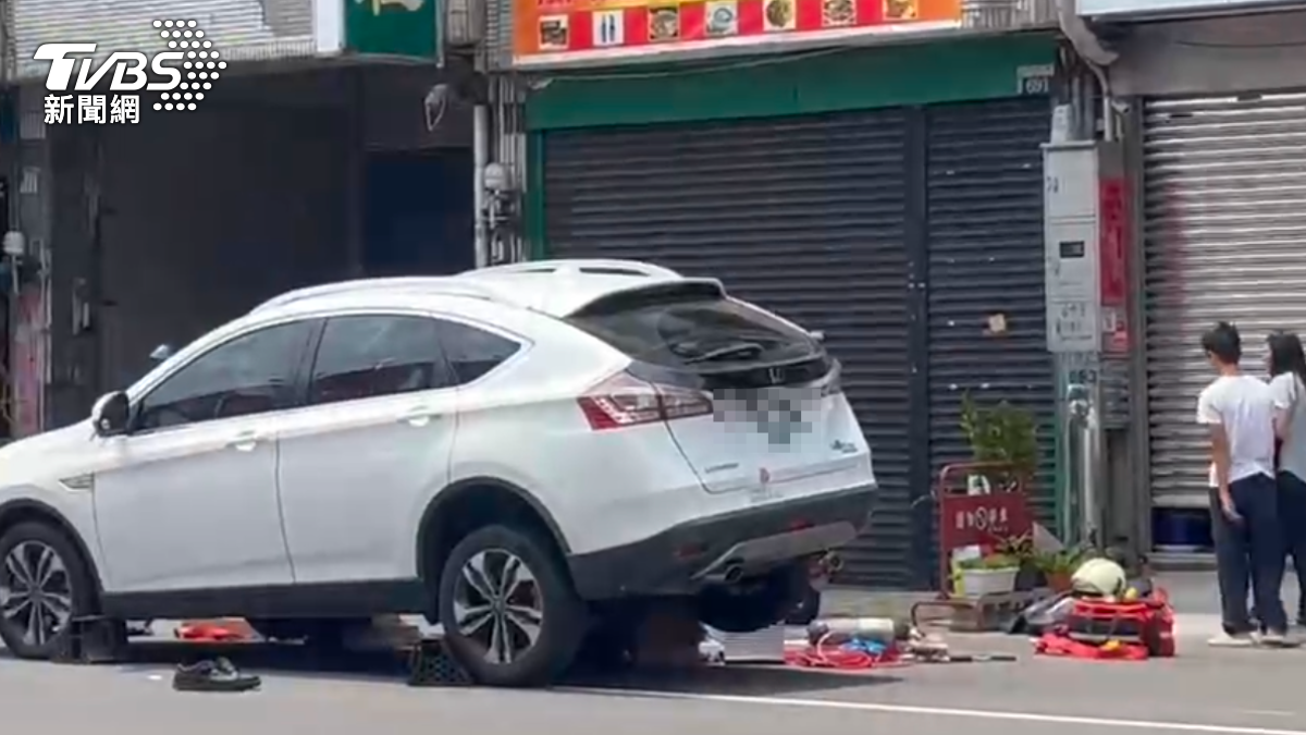 快訊/台中嚴重4車追撞!男騎士勾到女童自行車 噴飛壓車底慘死