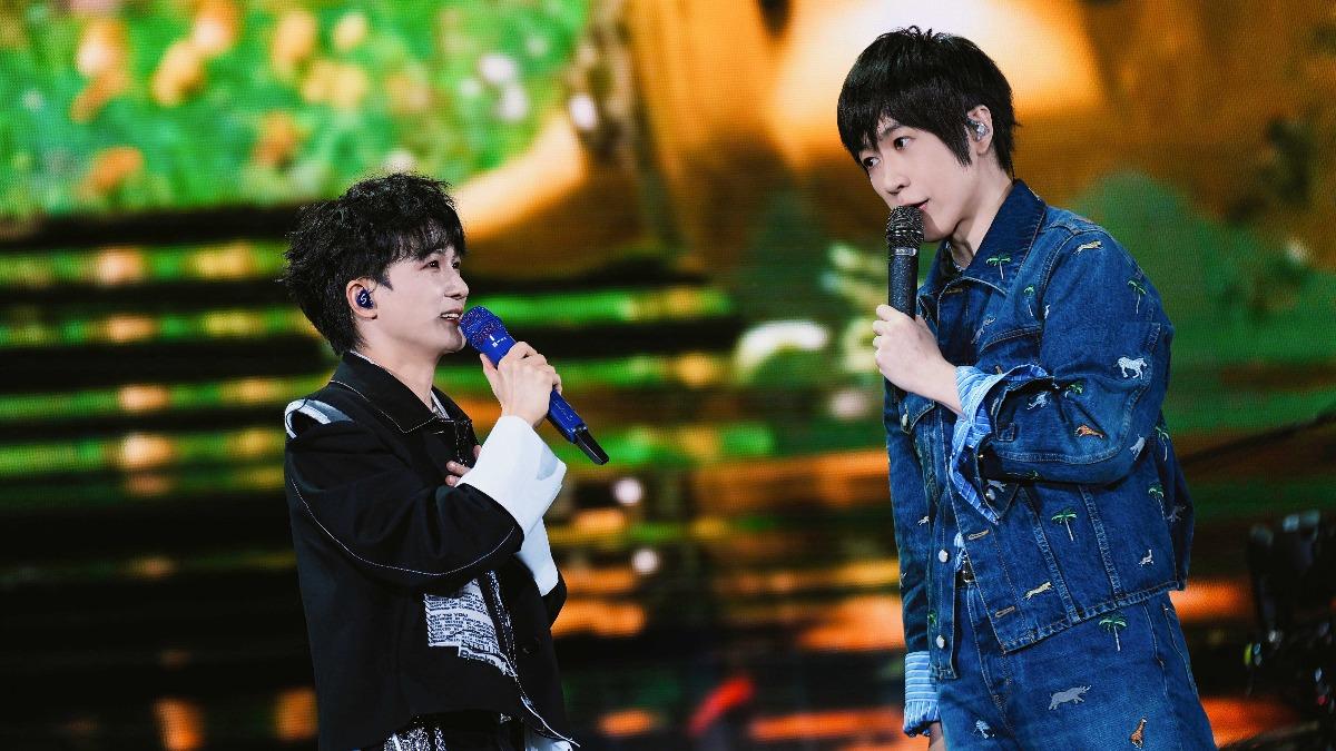 夢幻聯動！五月天唱一半「大咖男神衝上台」　阿信被誇高大威猛好害羞