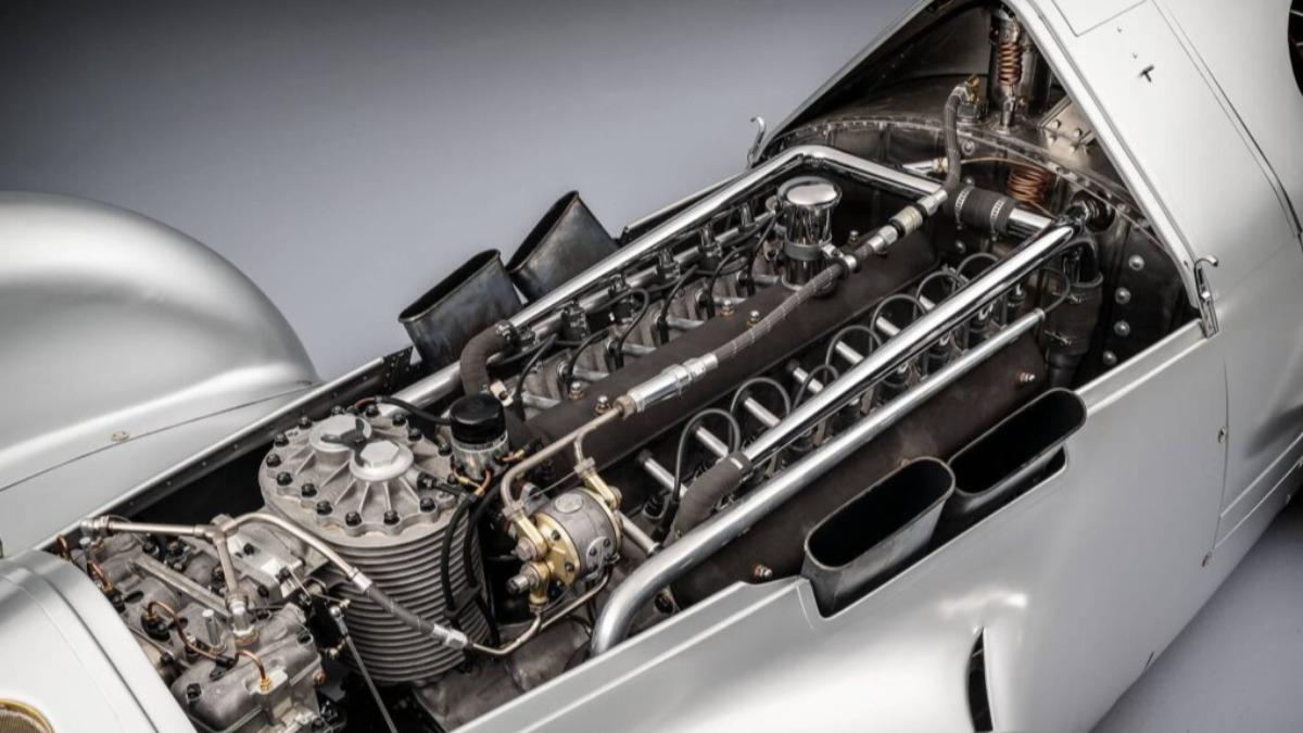 Audi Tradition復刻版本，則改採後期Type C賽車所使用的6.0升V16機械增壓引擎。（圖／Audi）