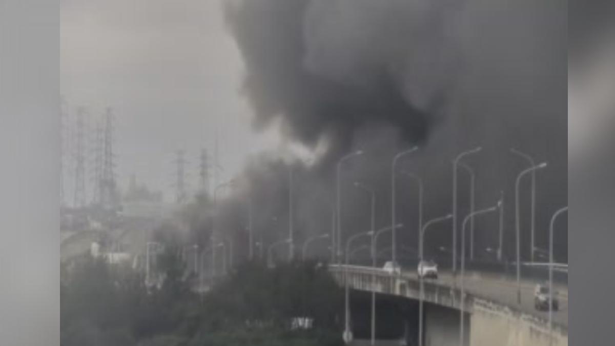 台61線即時影像可見濃煙綿延數公里。（圖／翻攝自高速公路資訊網）