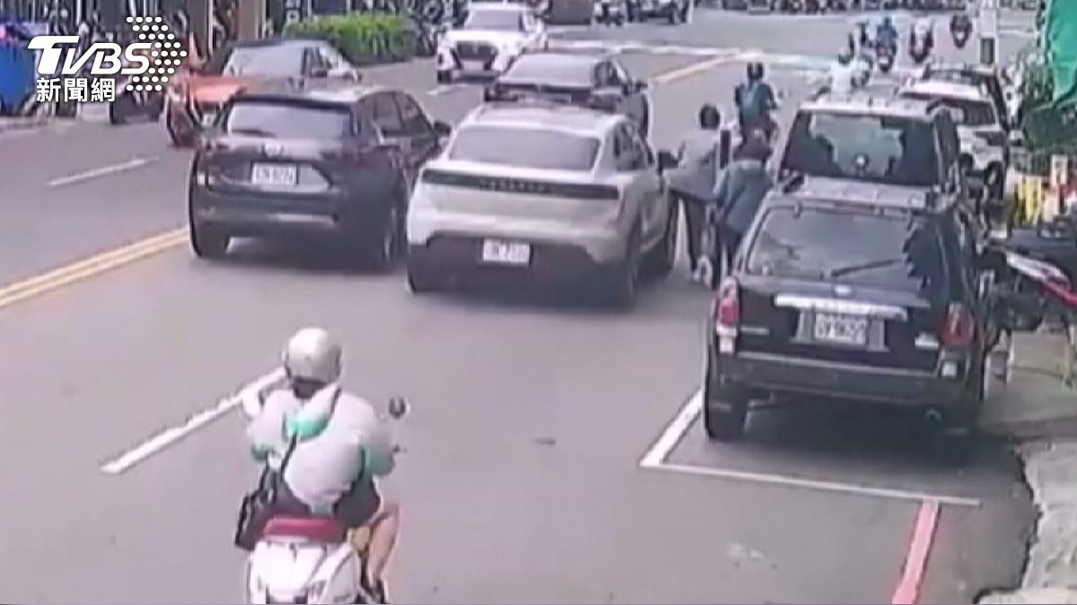 彰化三民路「人車爭道」釀禍！行人手臂遭撞　休旅車肇逃。(圖／TVBS)