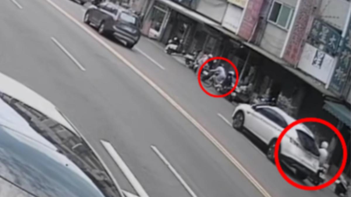 胡姓騎士勾住女童的自行車並緊臨小客車，自摔後捲入車底，當場失去生命跡象。（圖／TVBS）