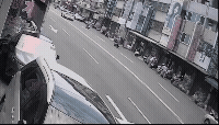 胡姓騎士勾住女童的自行車並緊臨小客車，自摔後捲入車底，當場失去生命跡象。（圖／TVBS）