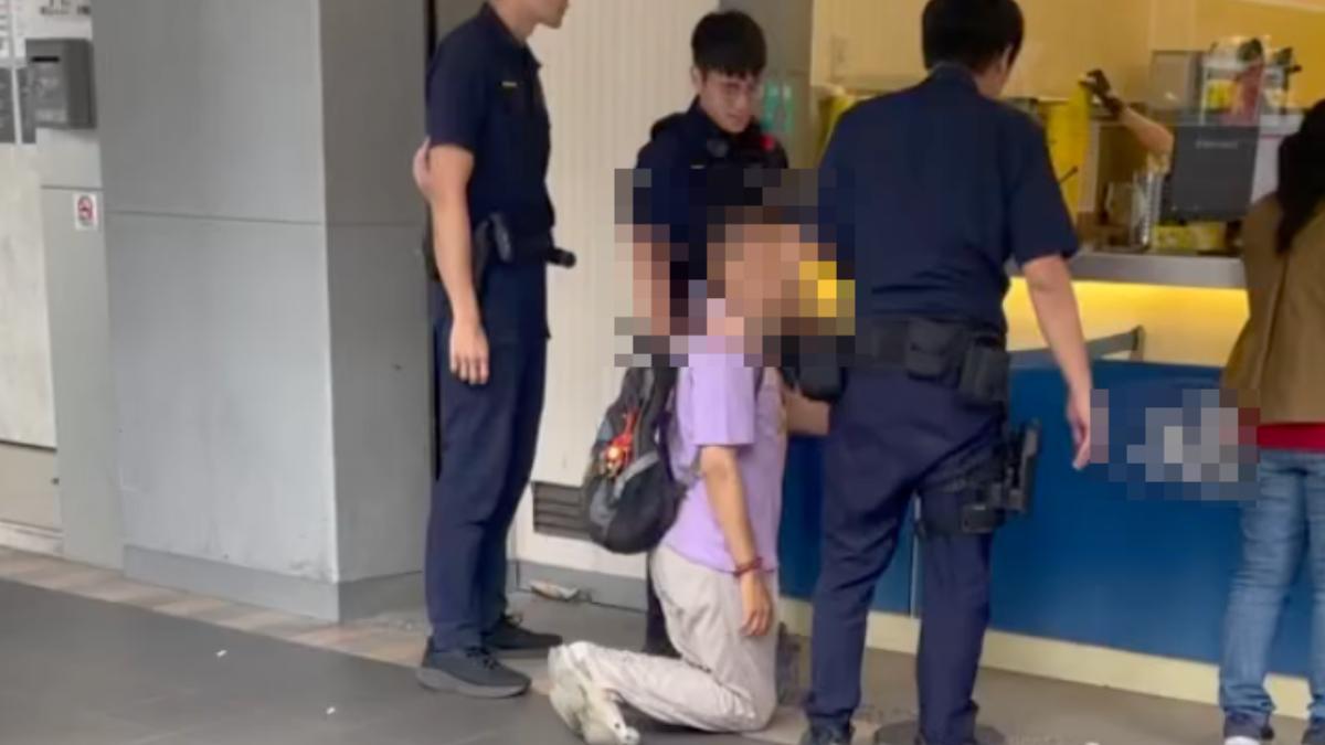 連鎖飲料店門口突激動下跪!高雄男驚動警到場 只為這一事