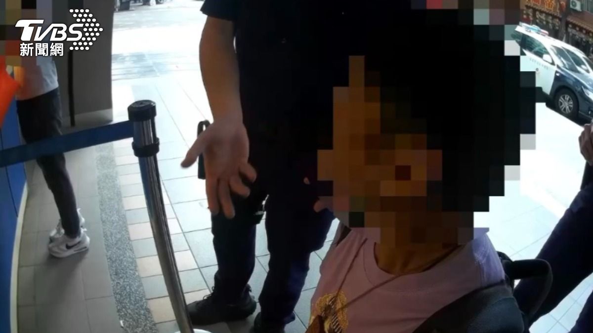 在警方耐心安撫下,男子終於自行離去。(圖/TVBS)