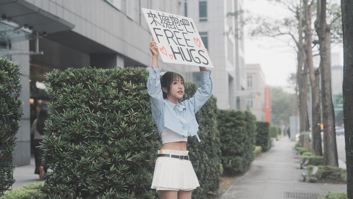 街頭舉牌求抱抱!竟是「學霸女星」 揭婚後最大轉變
